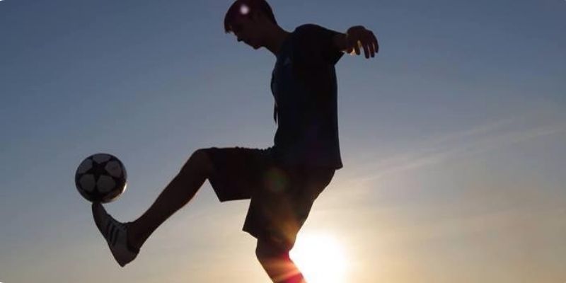 Footwork phòng ngự cho phép trung vệ duy trì vị trí vững chắc