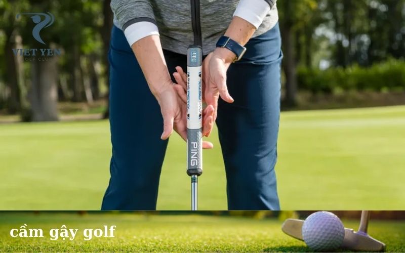 cầm gậy golf