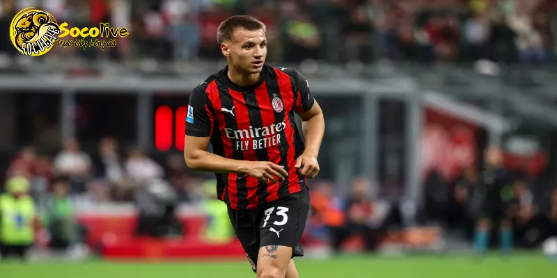 Anh ấy ăn mừng bàn thắng đầu tiên trong màu áo AC Milan đội trẻ
