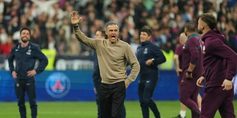 Luis Enrique chỉ đạo chiến thuật