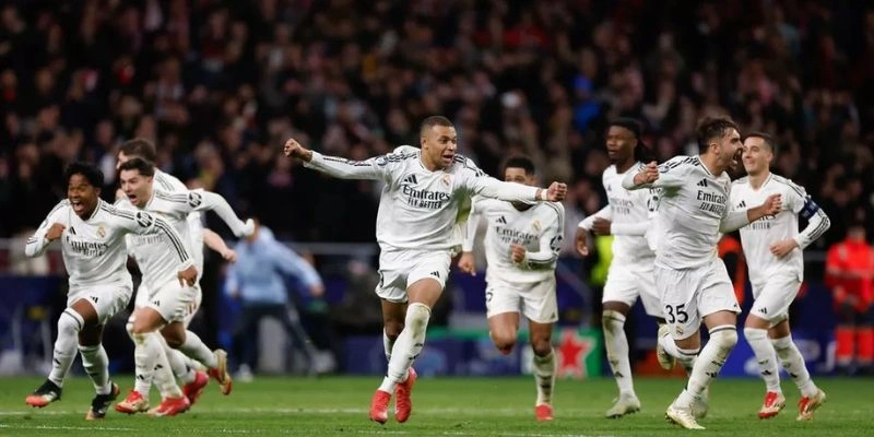 Real Madrid ăn mừng chiến thắng sau pha lập công quyết định