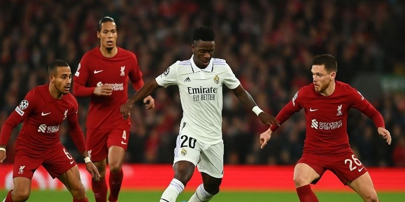 Một pha đi bóng đẳng cấp của cầu thủ Real Madrid trên sân cỏ